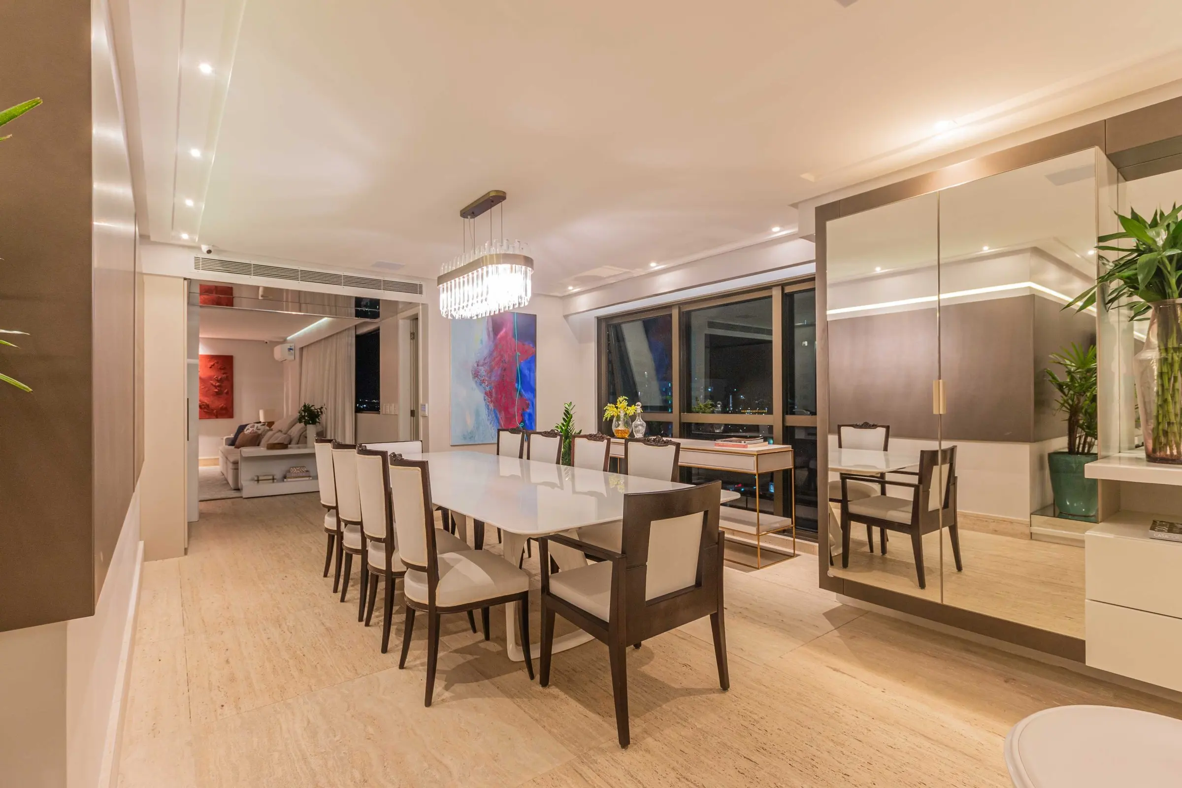 Sala de jantar com mesa branca e espelhos