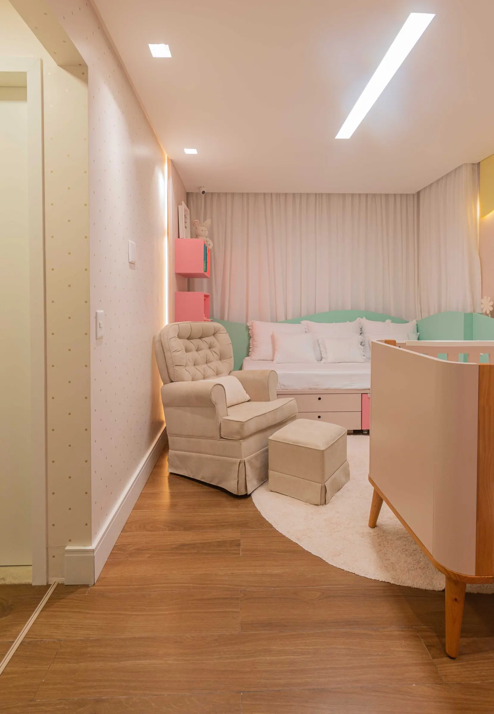 Corredor de acesso ao quarto com poltrona e berço