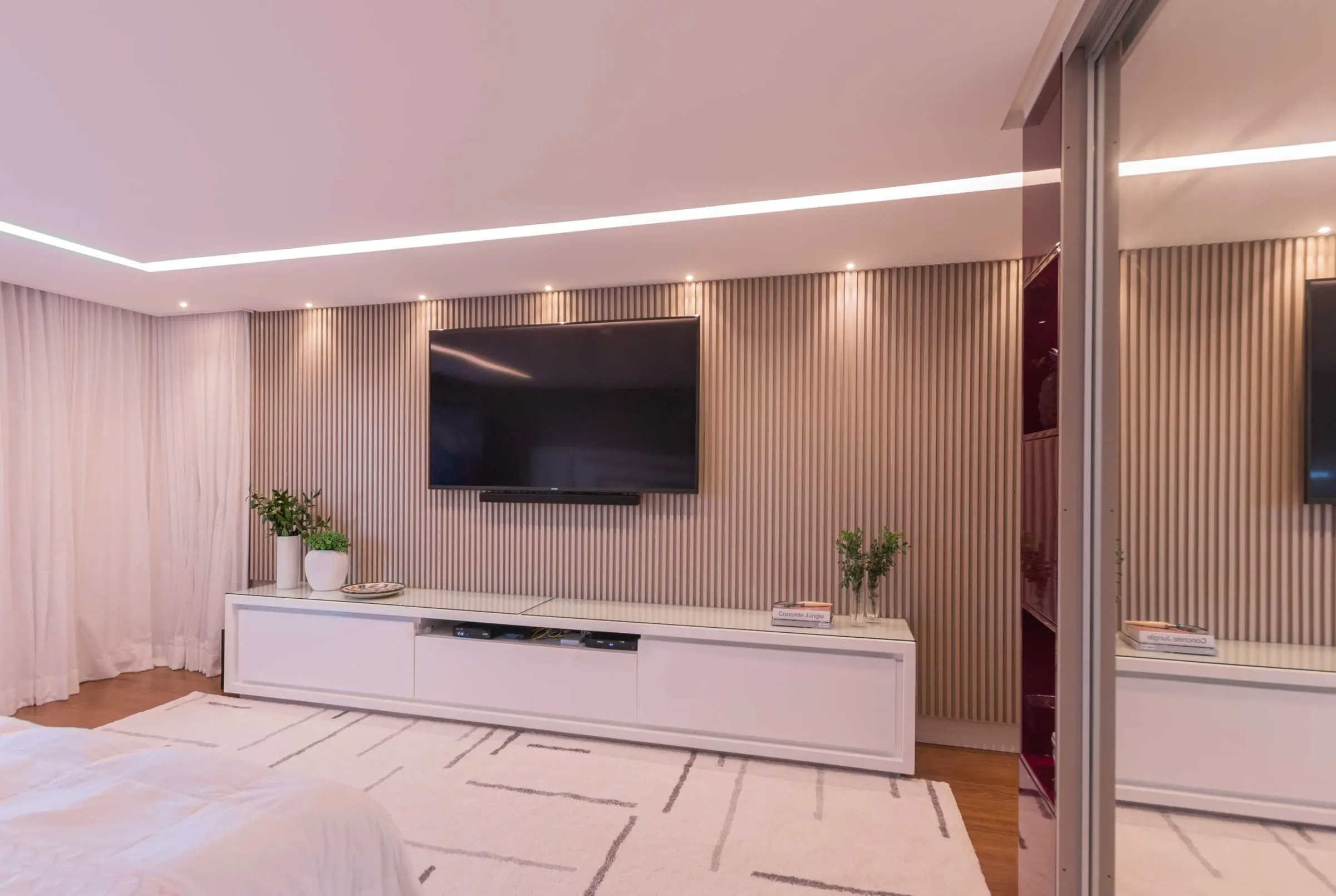 Suíte com painel ripado e rack branco