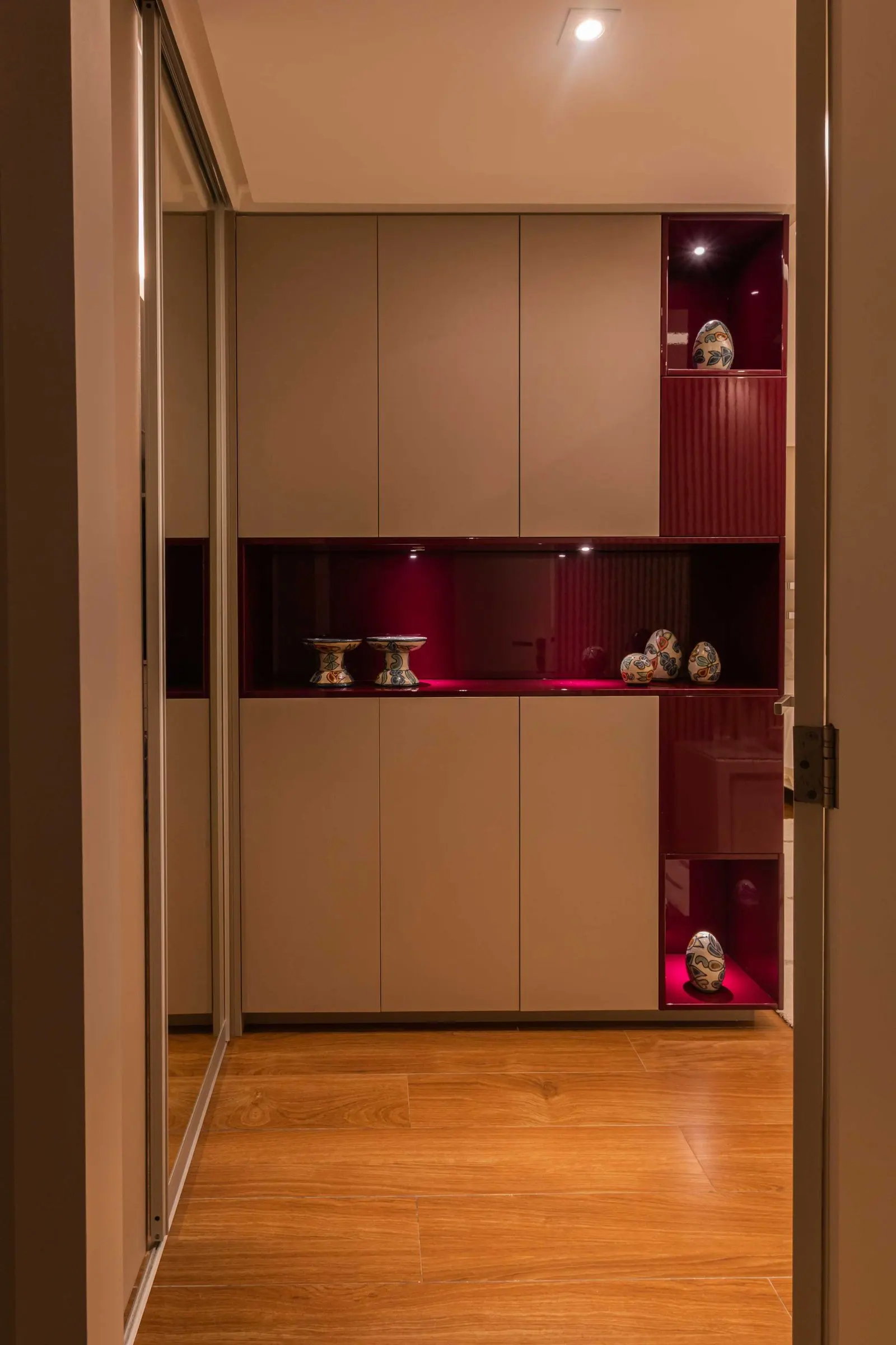 Closet com nichos iluminados em vermelho